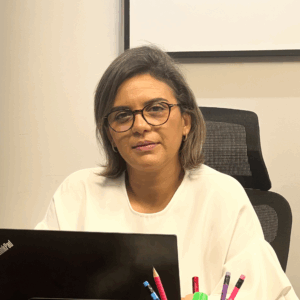 Hajar Directrice Commerciale